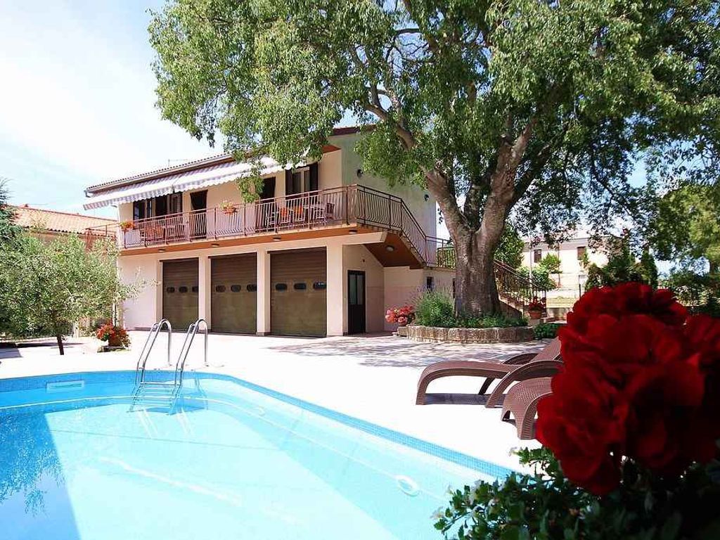 Ferienwohnung mit gemeinsamem Pool und Spielplatz