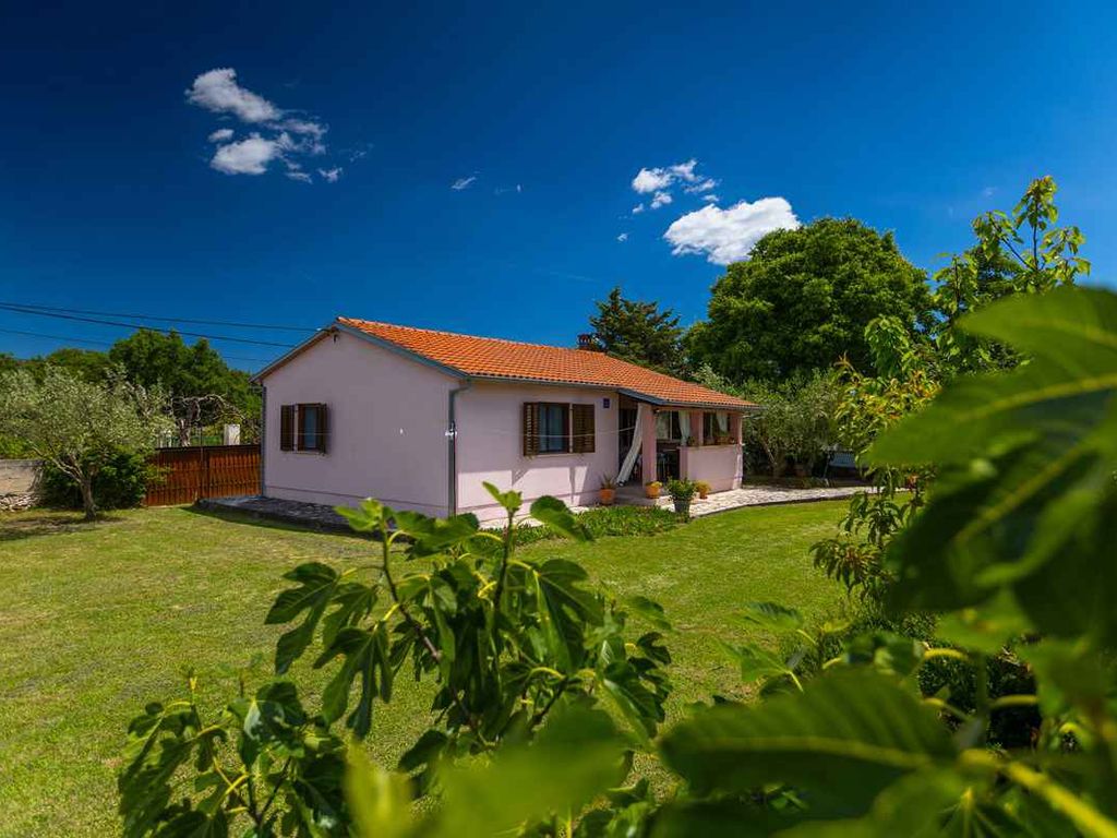 Ferienhaus mit Grill und Liegestühlen