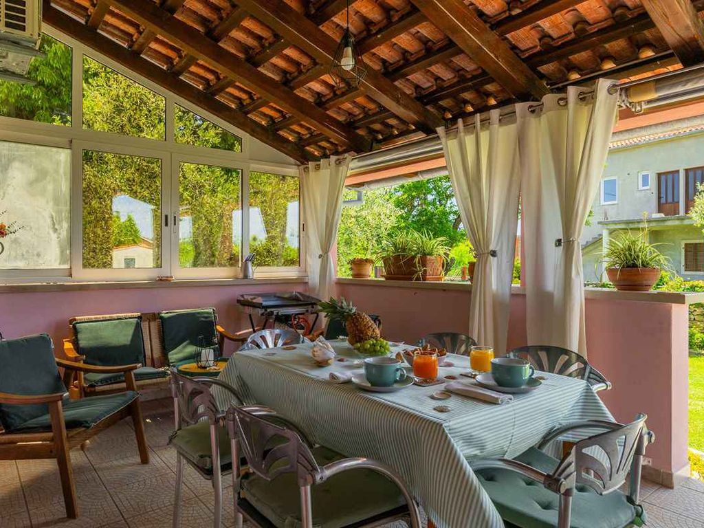 Ferienhaus mit Grill und Liegestühlen