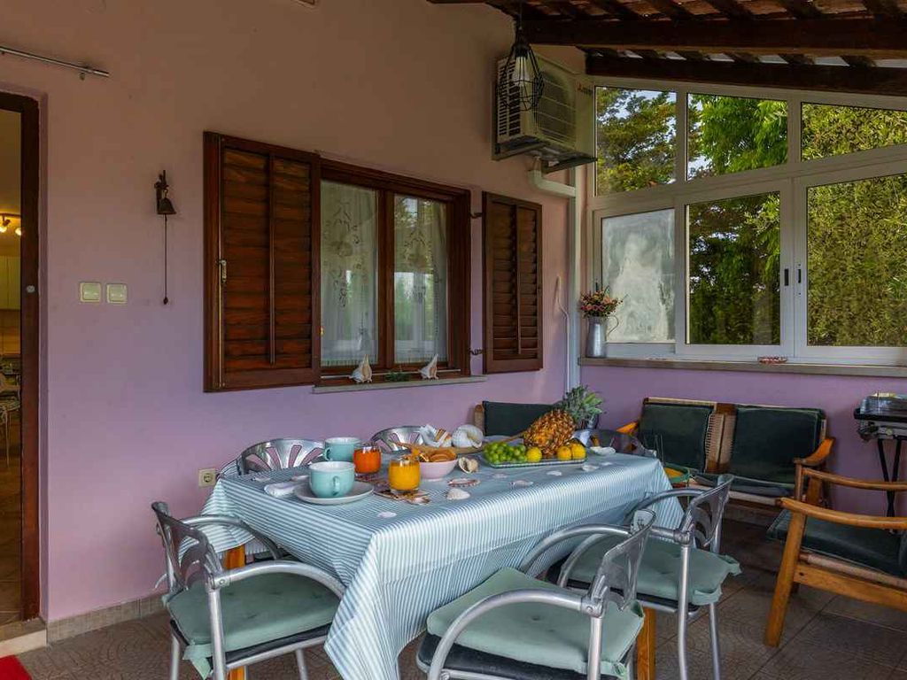 Ferienhaus mit Grill und Liegestühlen