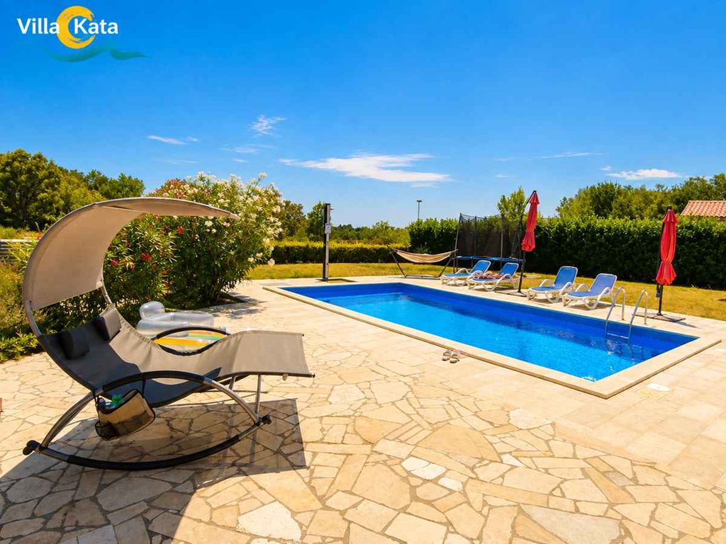 Ferienhaus mit Pool, Spielplatz und Terrasse