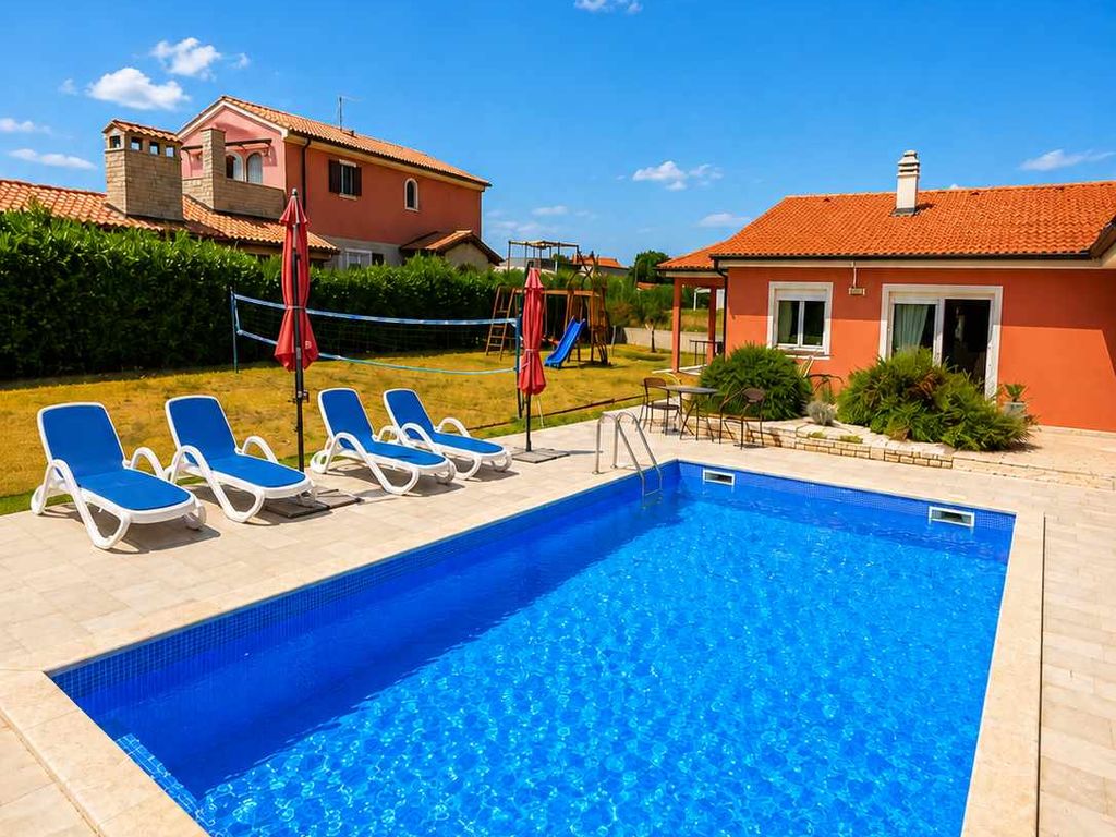 Ferienhaus mit Pool, Spielplatz und Terrasse