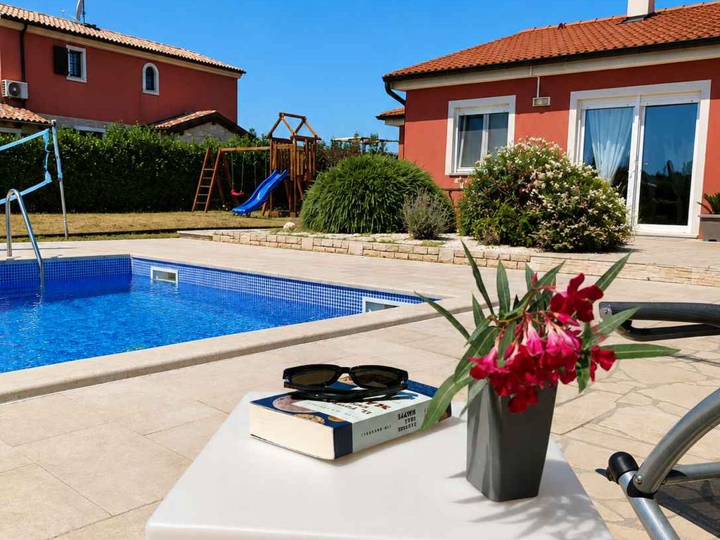 Ferienhaus mit Pool, Spielplatz und Terrasse