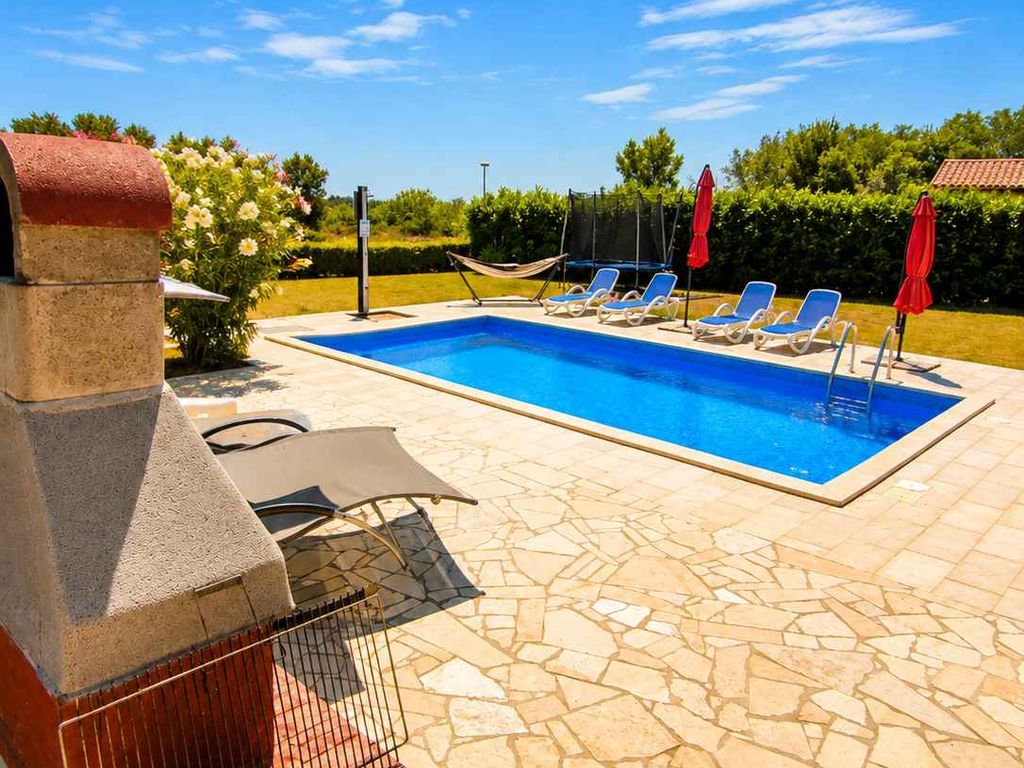 Ferienhaus mit Pool, Spielplatz und Terrasse