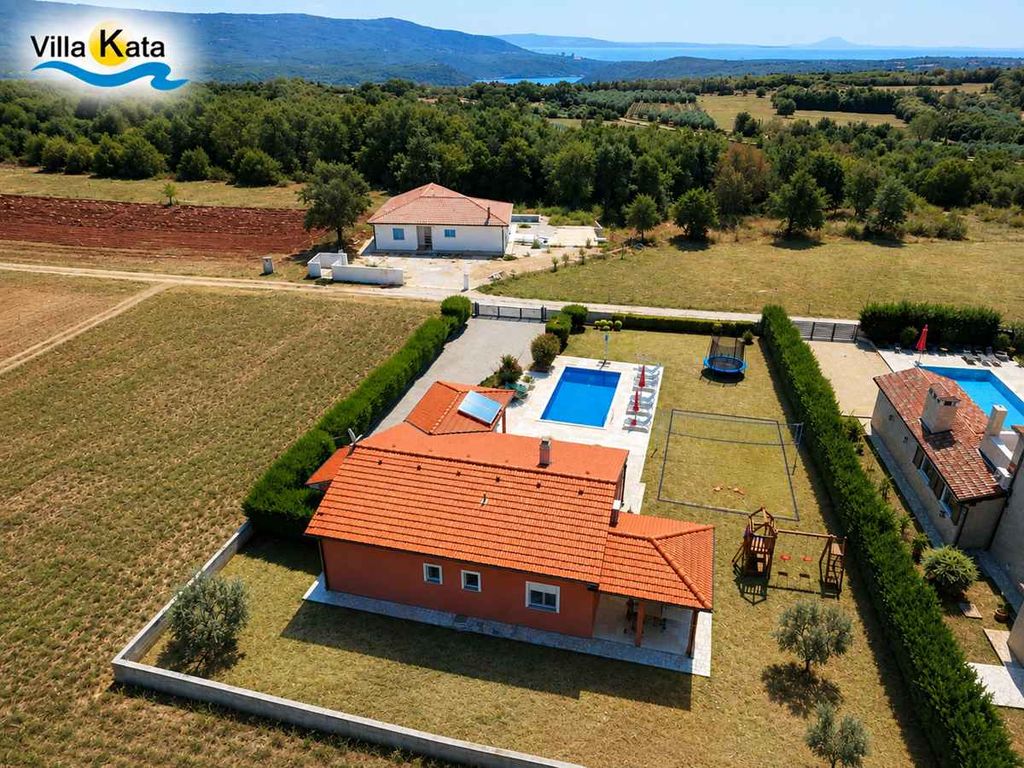 Ferienhaus mit Pool, Spielplatz und Terrasse