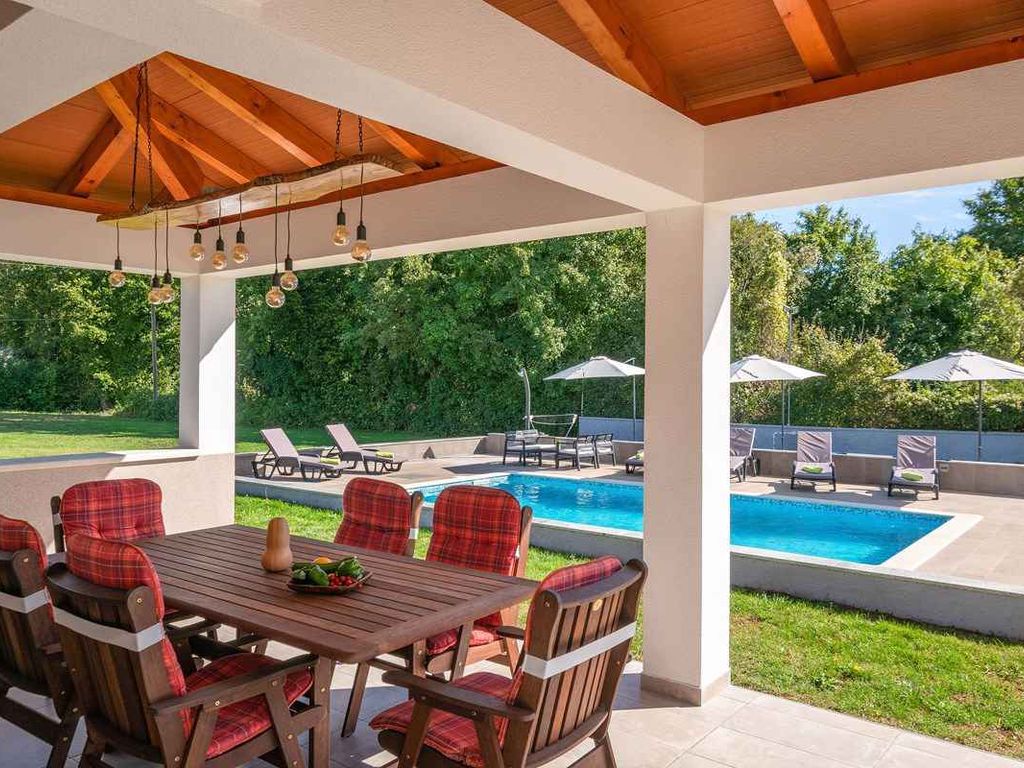 Ferienhaus mit Pool und Klimaanlage
