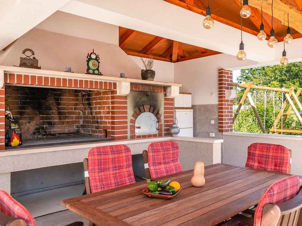 Ferienhaus mit Pool und Klimaanlage