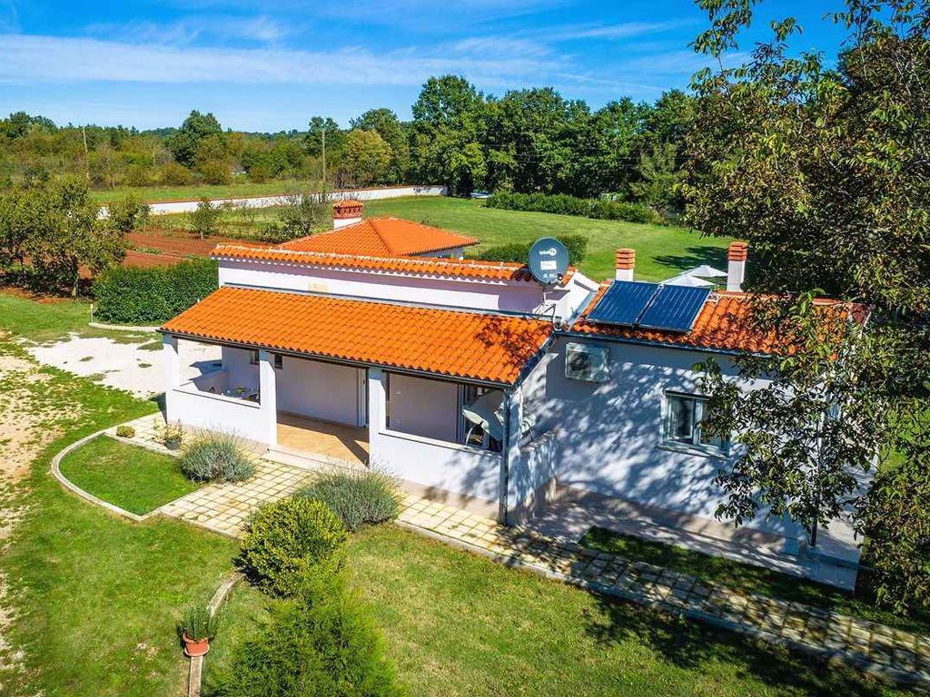Ferienhaus mit Pool und Klimaanlage