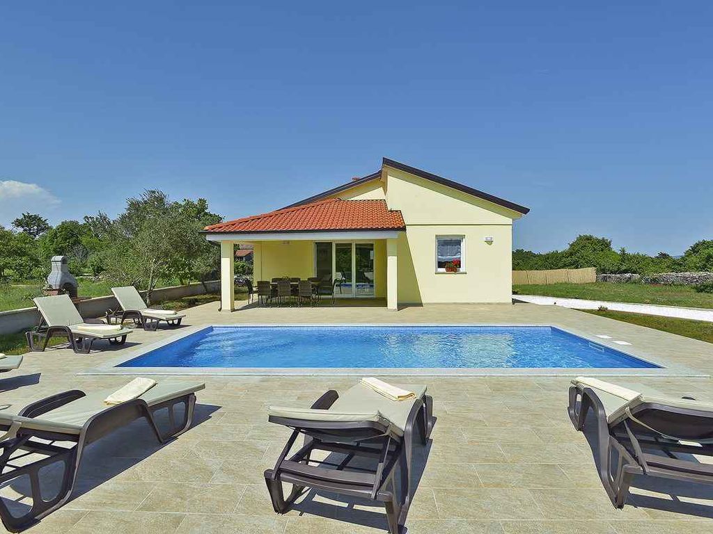 Villa mit Pool für 6 Personen