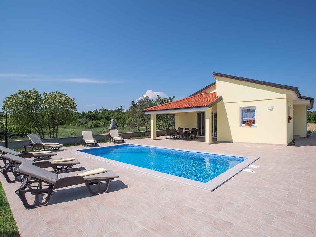 Villa mit Pool für 6 Personen