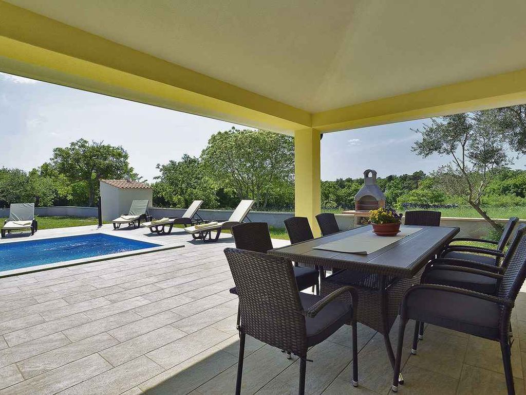 Villa mit Pool für 6 Personen