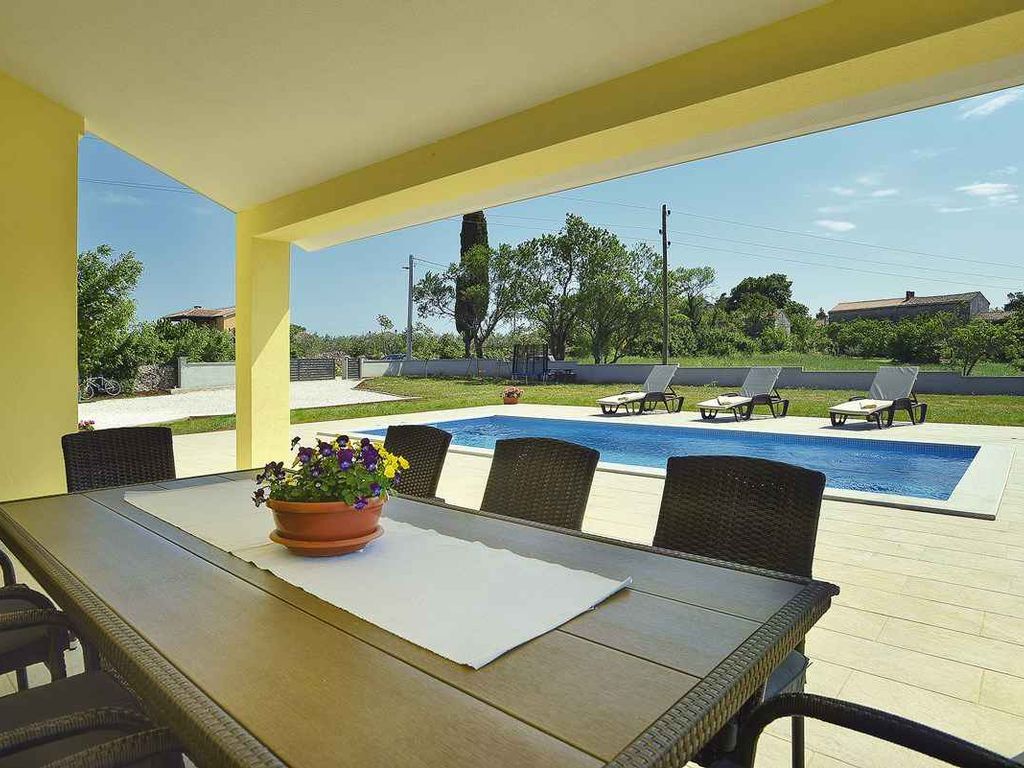 Villa mit Pool für 6 Personen