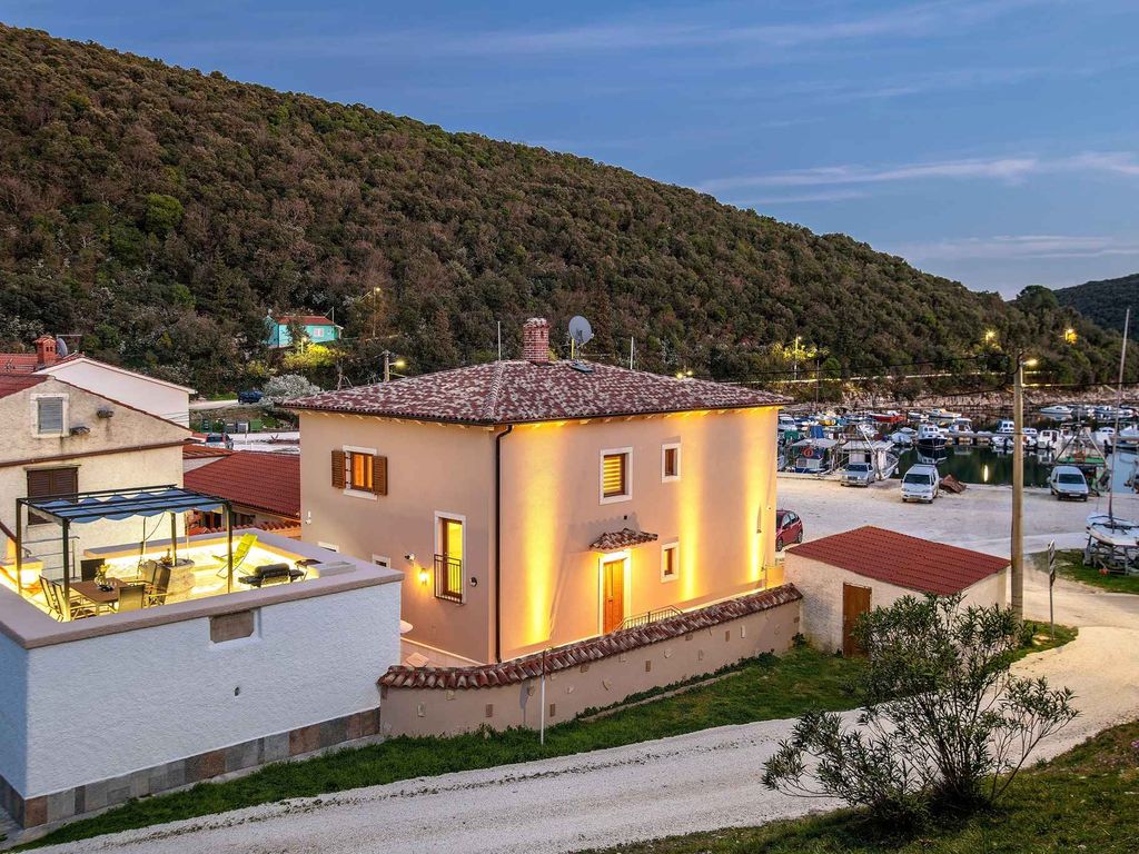 Villa mit Dachterrasse und Whirlpool