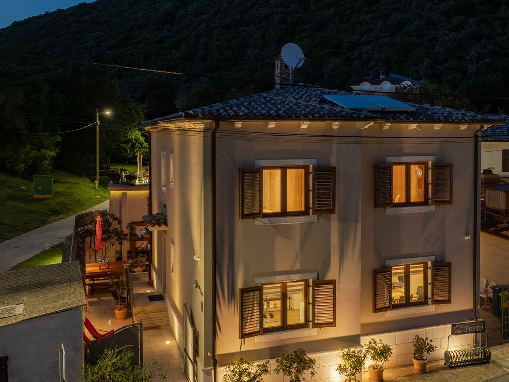 Villa mit Dachterrasse und Whirlpool