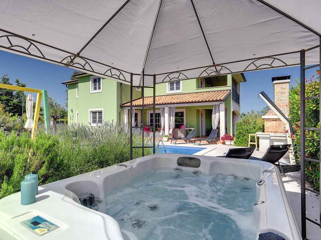 Villa mit Klimaanlage und Pool
