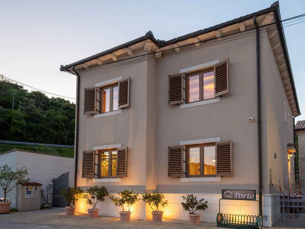 Villa mit Meerblick und eigenem Whirlpool