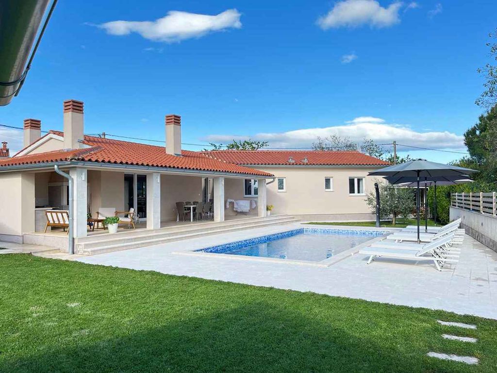 Villa mit Swimmingpool und großer Terrasse