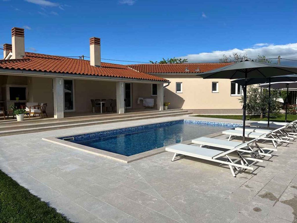 Villa mit Swimmingpool und großer Terrasse