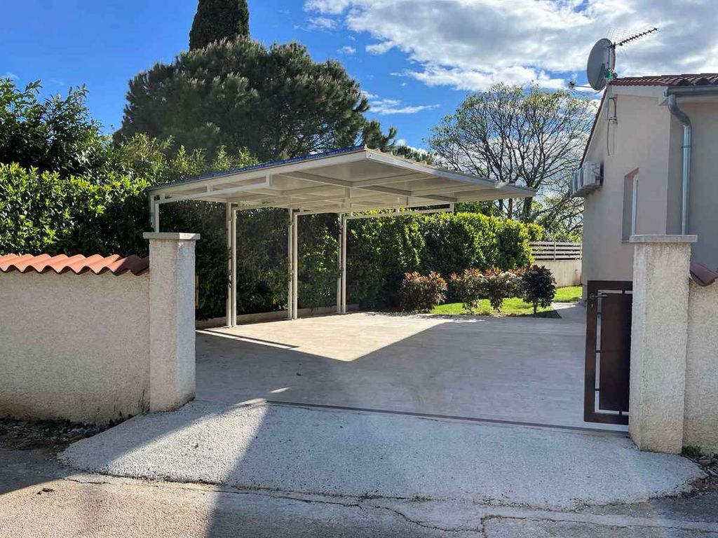 Villa mit Swimmingpool und großer Terrasse
