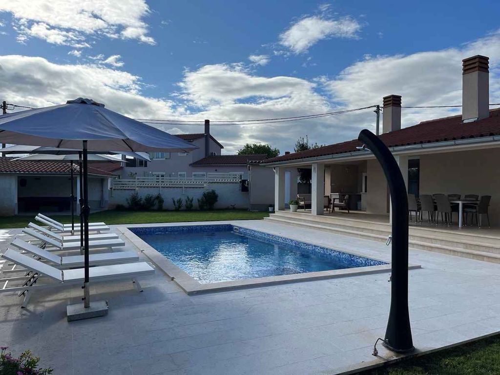 Villa mit Swimmingpool und großer Terrasse