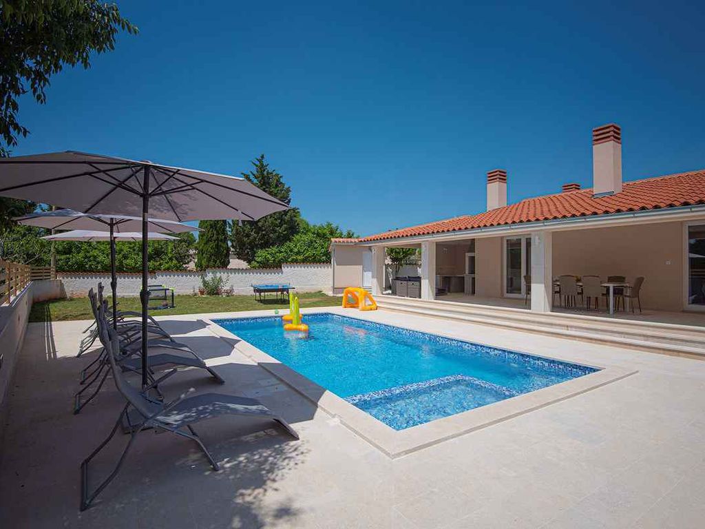 Villa mit Swimmingpool und großer Terrasse
