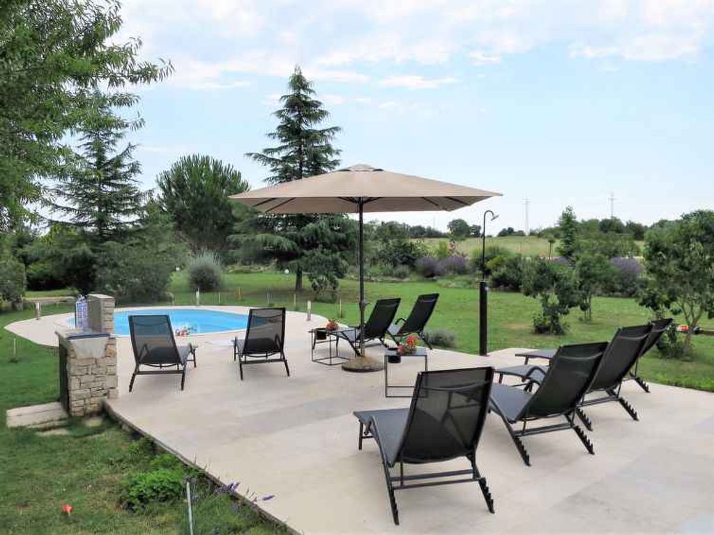 Ferienhaus mit Pool für 8 Personen