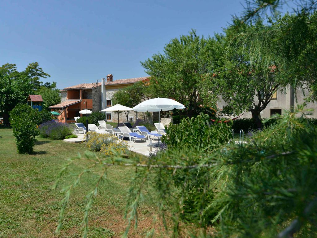 Ferienhaus mit Pool für 8 Personen