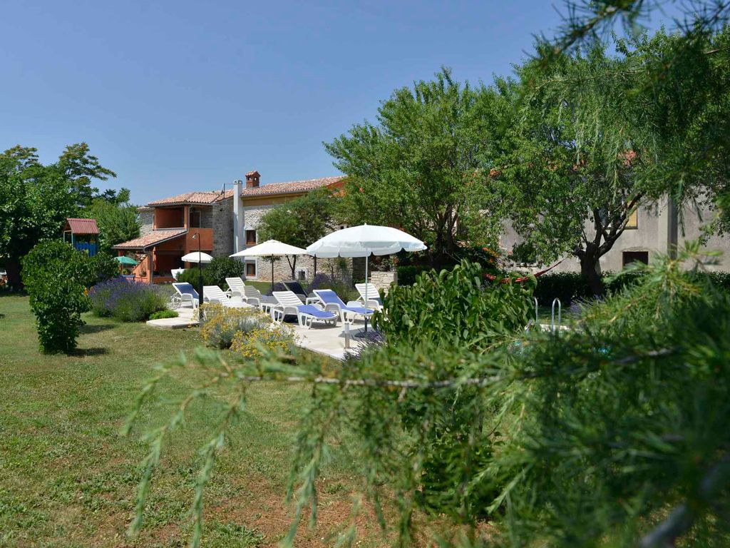 Ferienhaus mit Pool für 8 Personen