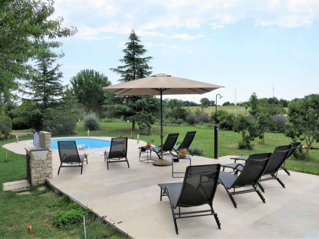 Ferienhaus mit Pool für 8 Personen