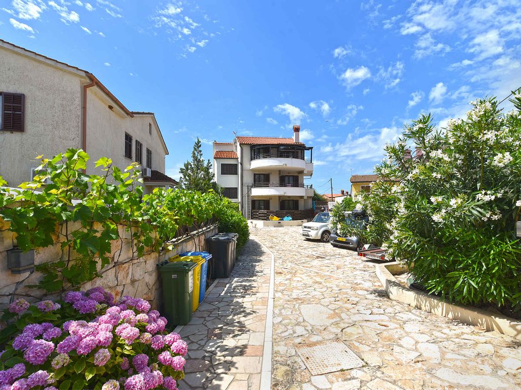 Ferienwohnung mit Pool, Grill und Fitnessgeräten zur gemeinsamen Nutzung