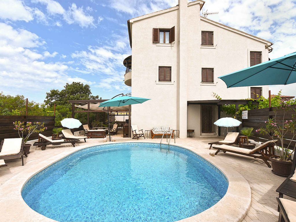 Ferienwohnung mit Pool, Grill und Fitnessgeräten zur gemeinsamen Nutzung