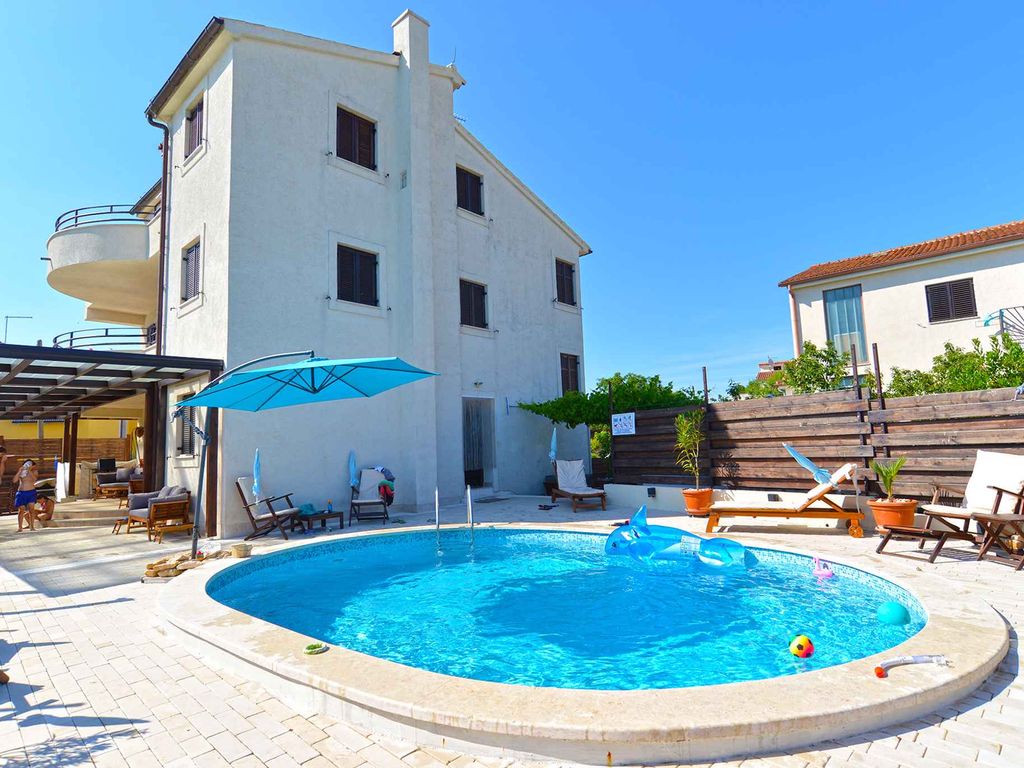 Ferienwohnung mit Pool, Grill und Fitnessgeräten zur gemeinsamen Nutzung