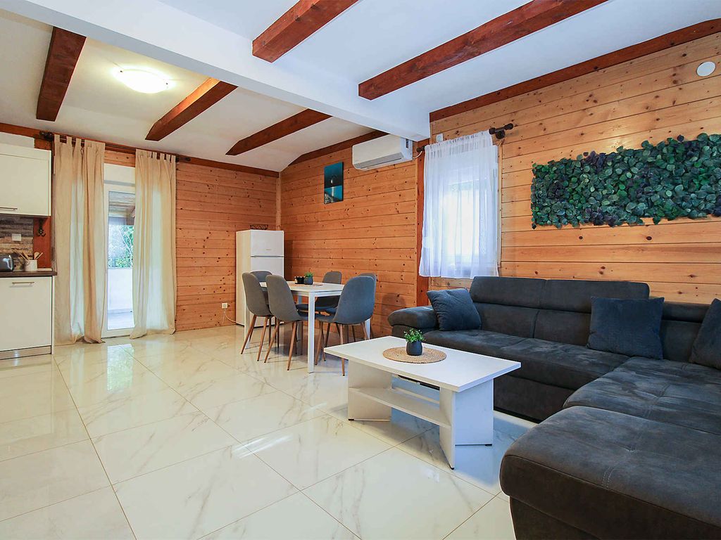 Ferienhaus mit Pool für 6 Personen