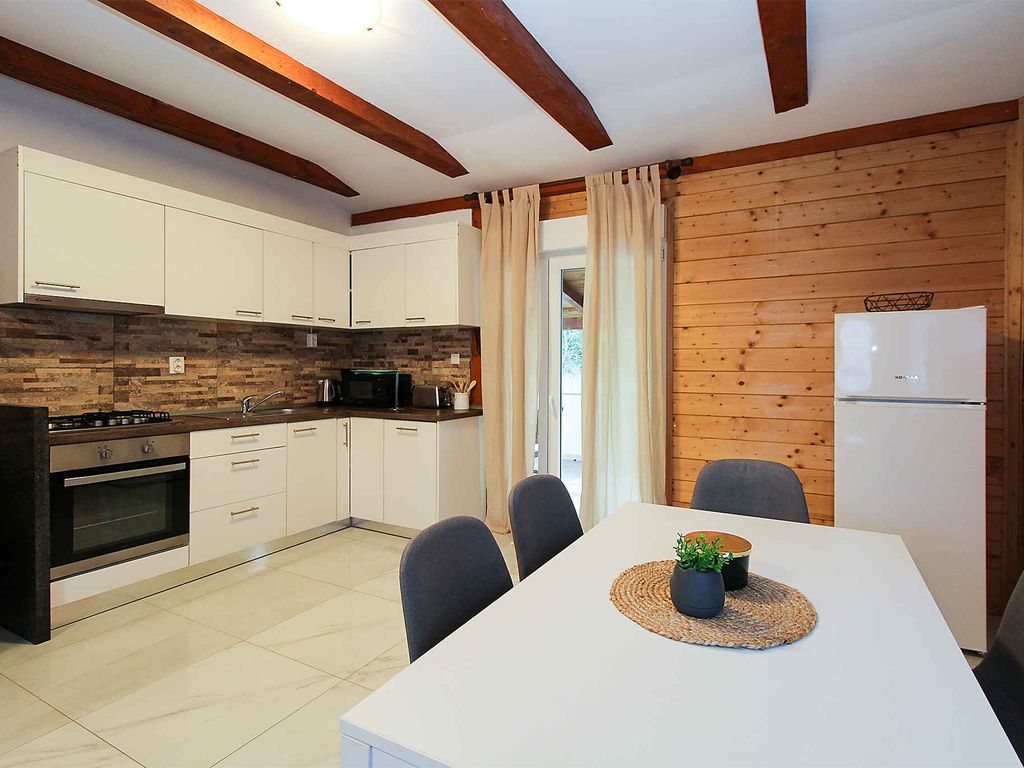 Ferienhaus mit Pool für 6 Personen