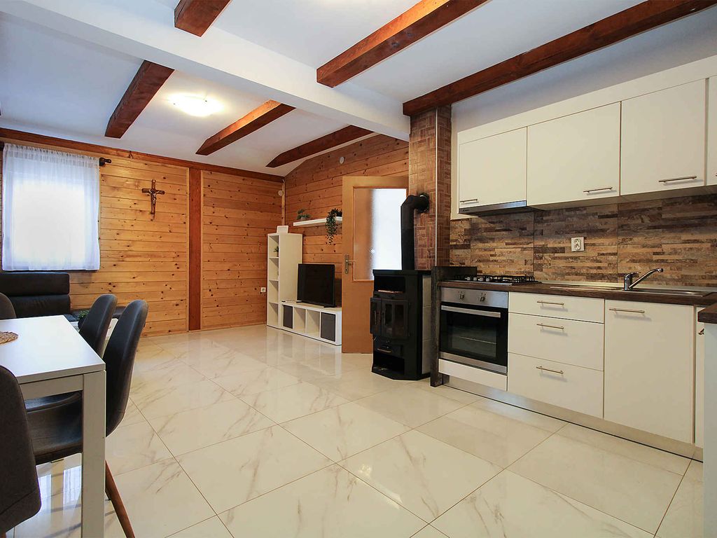 Ferienhaus mit Pool für 6 Personen