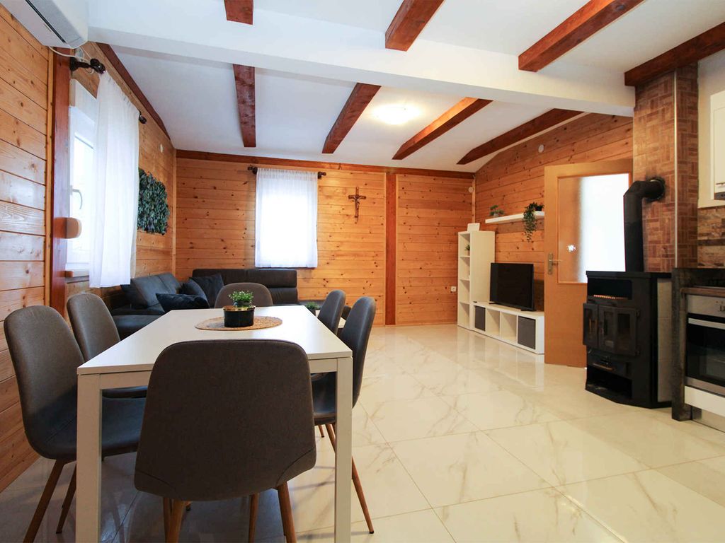 Ferienhaus mit Pool für 6 Personen