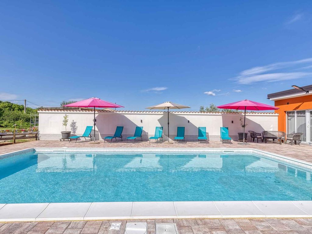 Ferienwohnung mit Terrasse und Pool