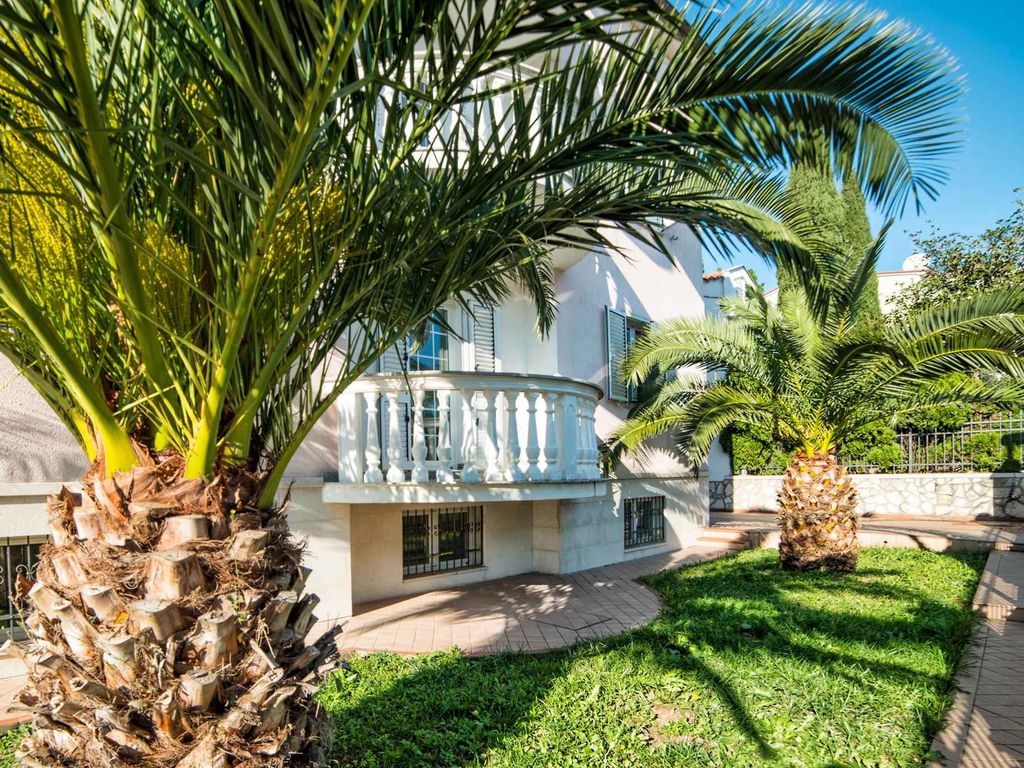 Apartment mit einem Schlafzimmer und Balkon in Pula, in Strandnähe