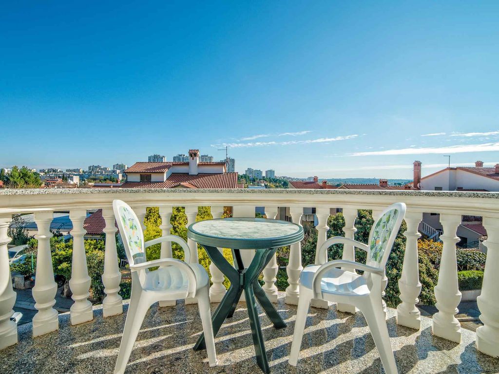 Apartment mit einem Schlafzimmer und Balkon in Pula, in Strandnähe