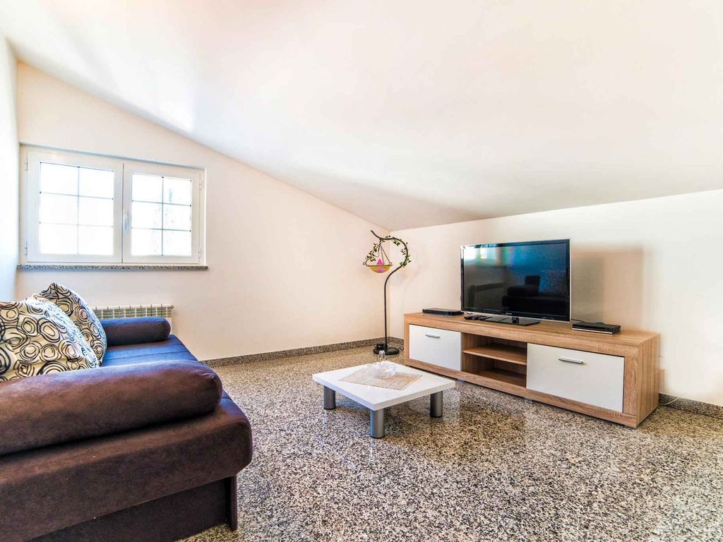 Apartment mit einem Schlafzimmer und Balkon in Pula, in Strandnähe