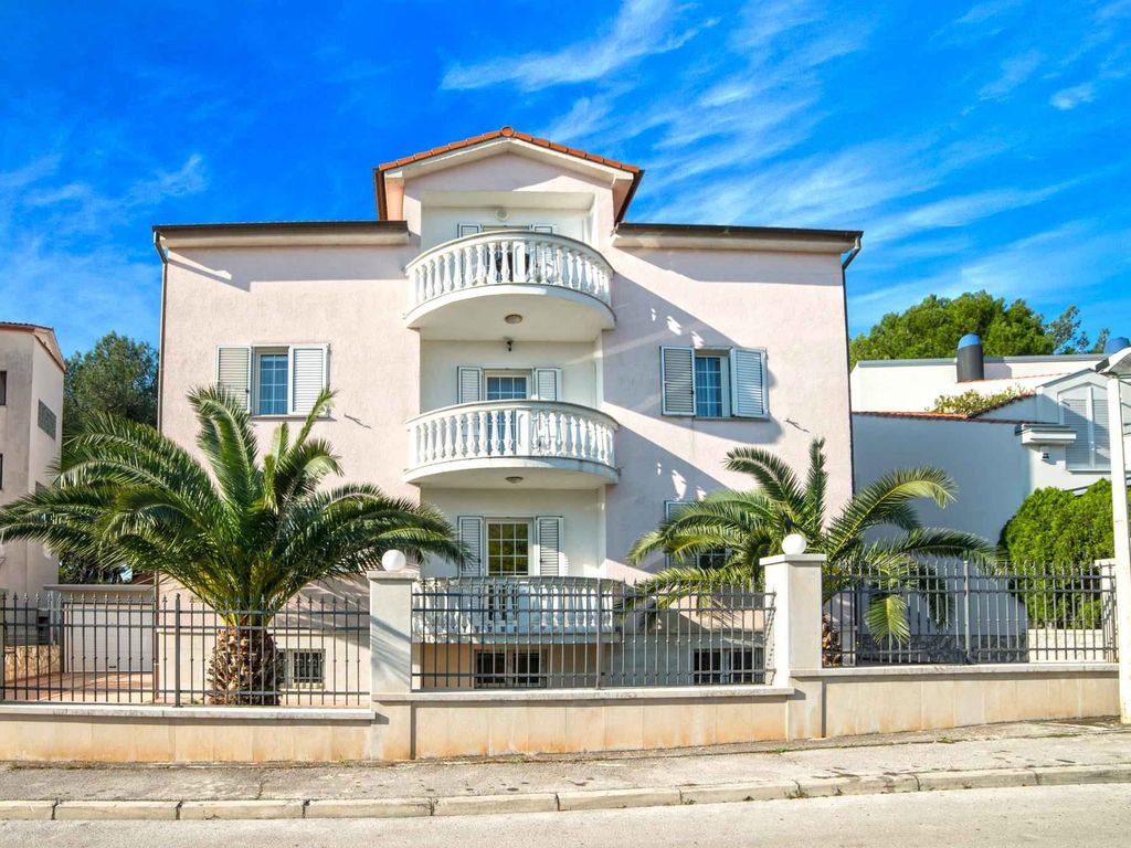 Apartment mit einem Schlafzimmer und Terrasse in Pula, in Strandnähe