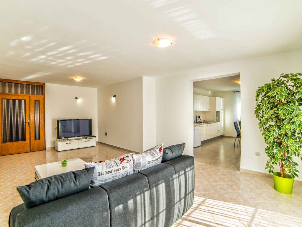 Apartment mit einem Schlafzimmer und Terrasse in Pula, in Strandnähe