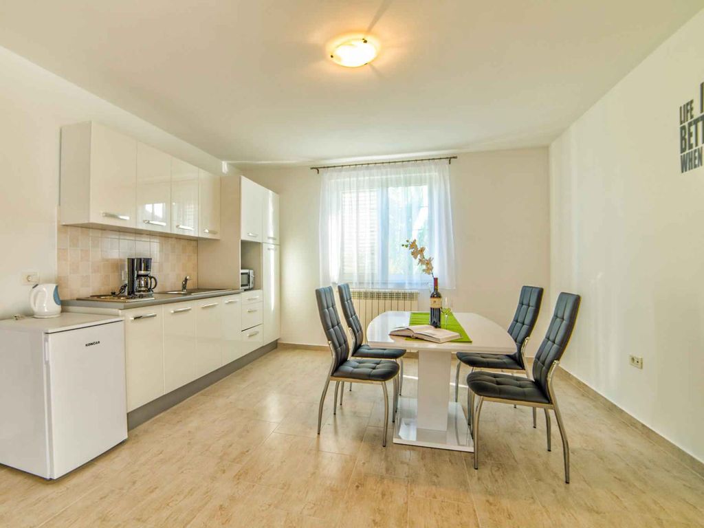 Apartment mit einem Schlafzimmer und Terrasse in Pula, in Strandnähe