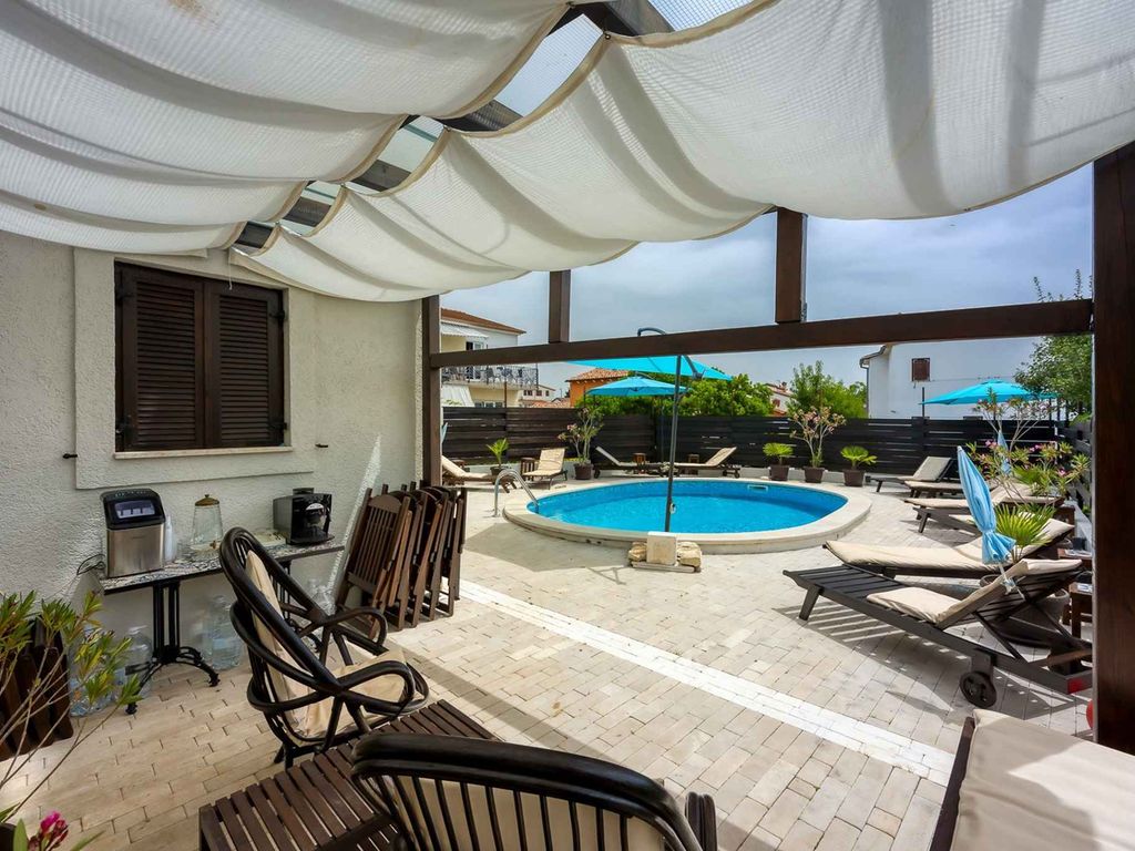 Ferienwohnung mit Balkon und Pool