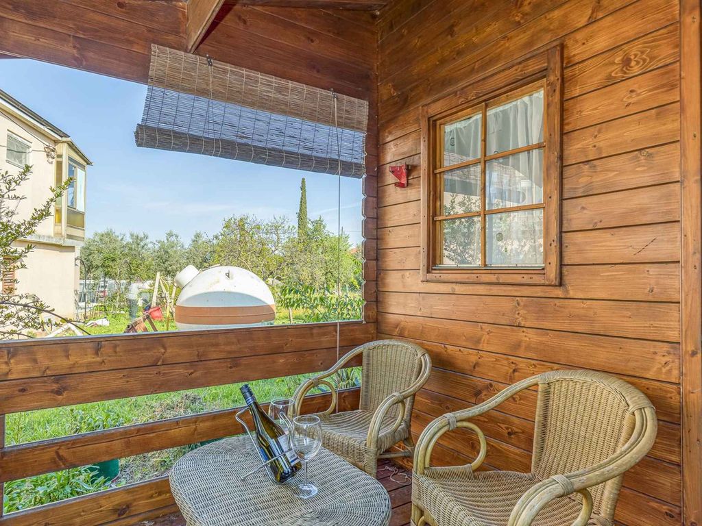 Ferienhaus für drei Personen mit Garten, klimatisiert, privater Parkplatz, nahe am Strand