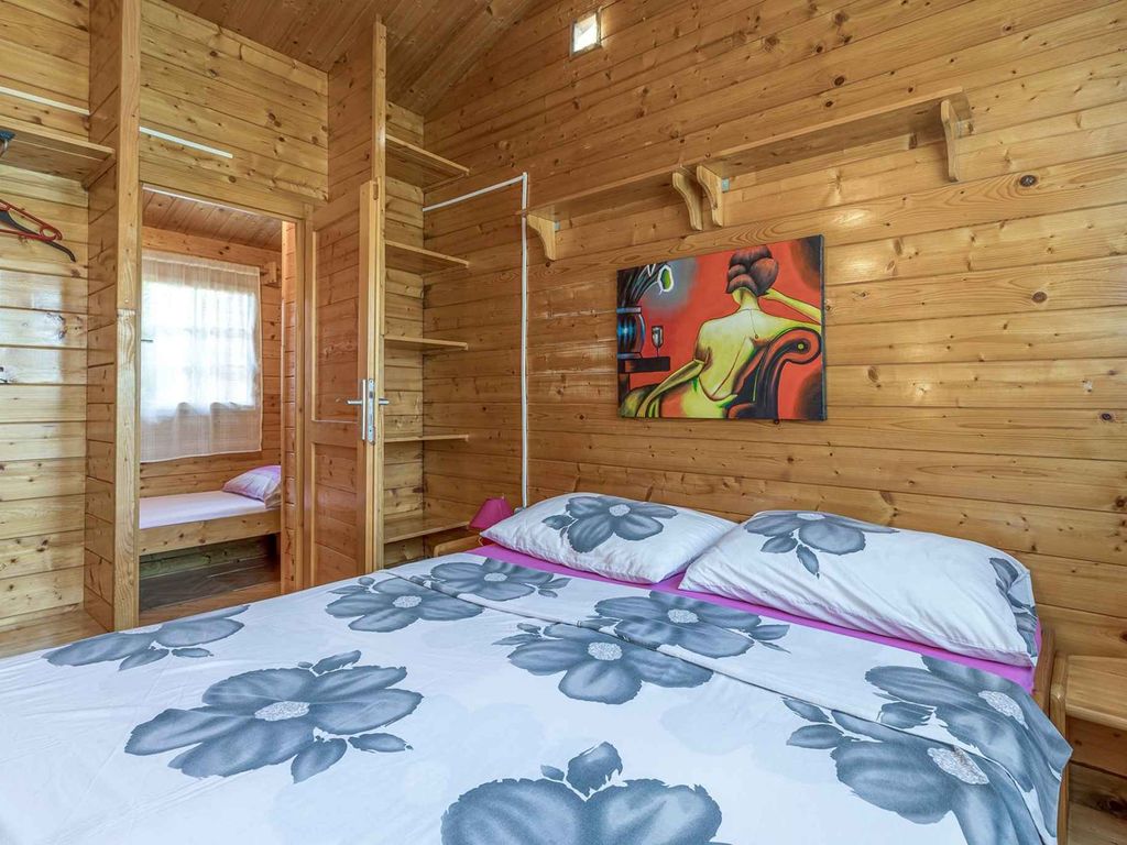 Ferienhaus für drei Personen mit Garten, klimatisiert, privater Parkplatz, nahe am Strand
