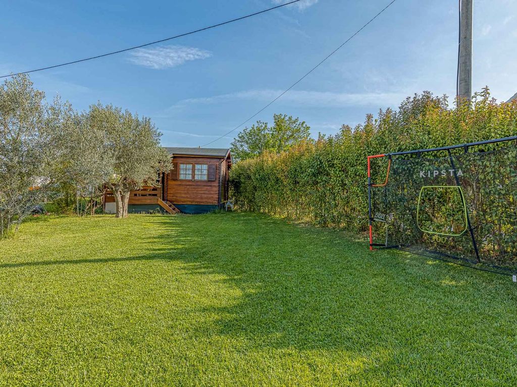 Ferienhaus für drei Personen mit Garten, klimatisiert, privater Parkplatz, nahe am Strand