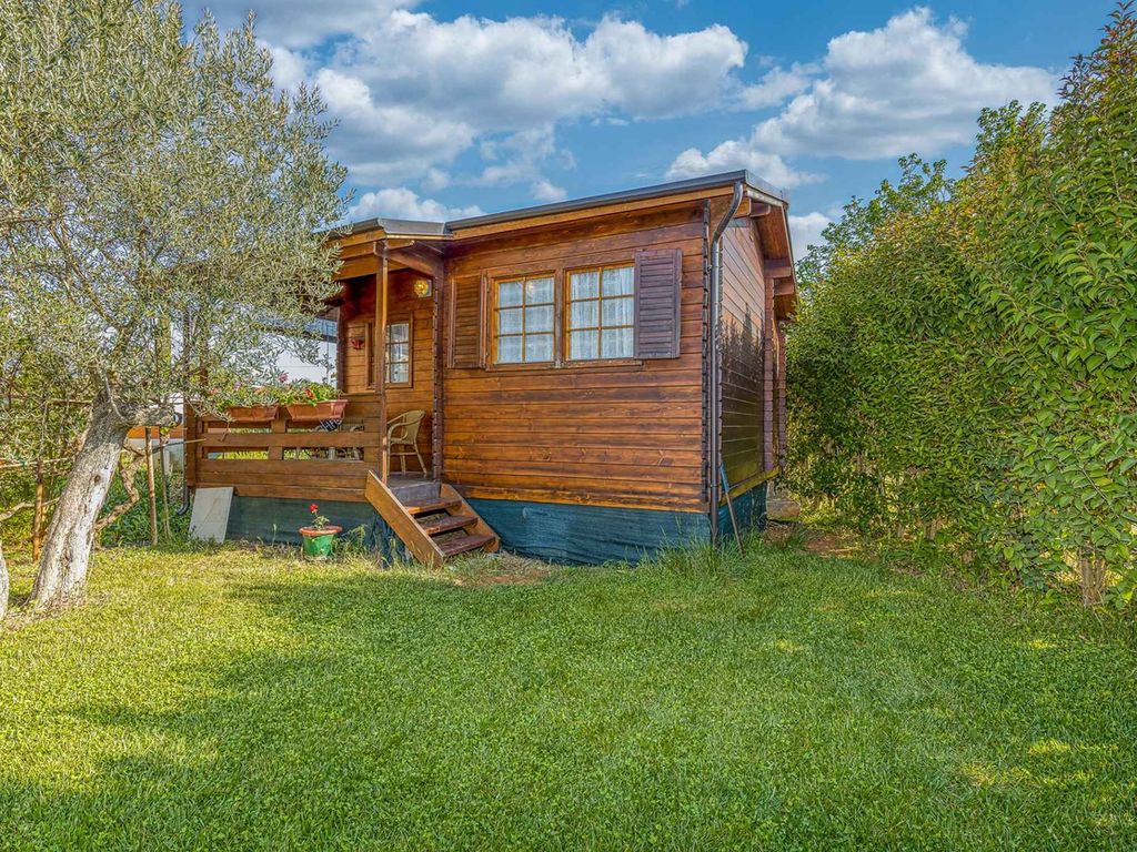 Ferienhaus für drei Personen mit Garten, klimatisiert, privater Parkplatz, nahe am Strand