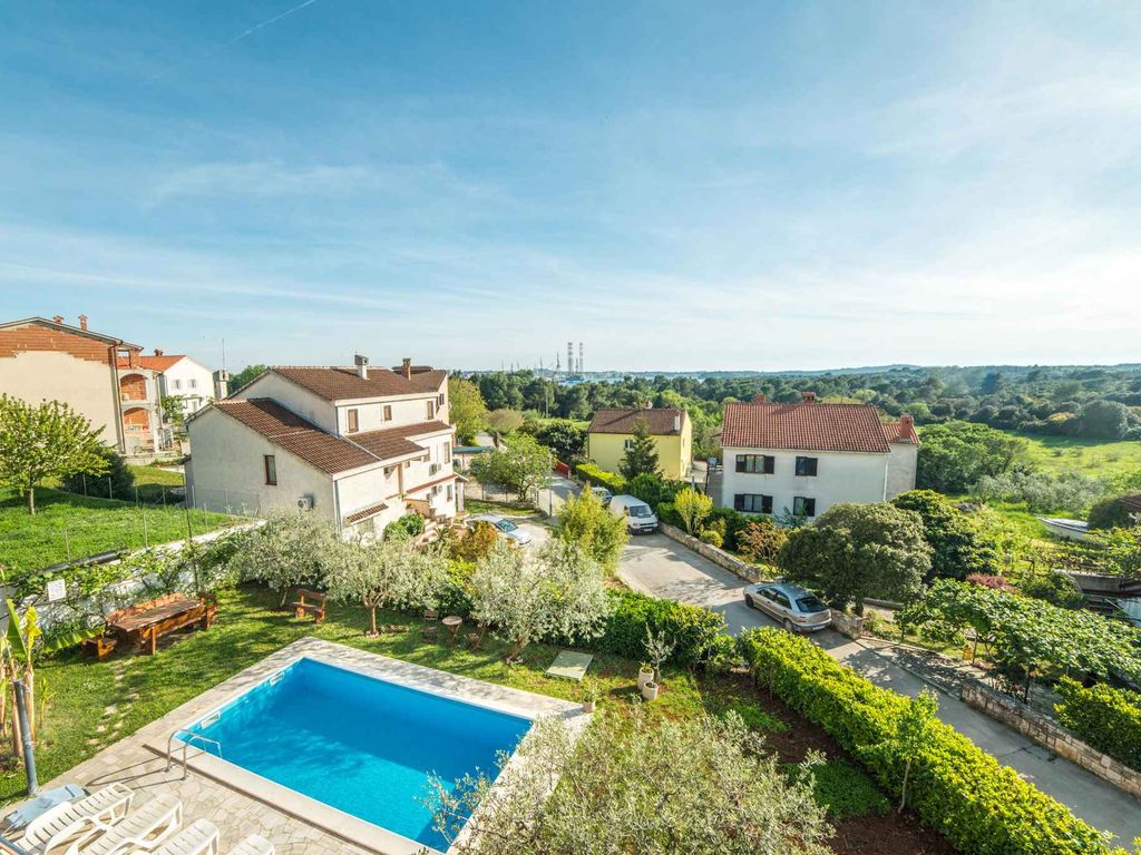 Ferienwohnung mit Pool und Terrasse