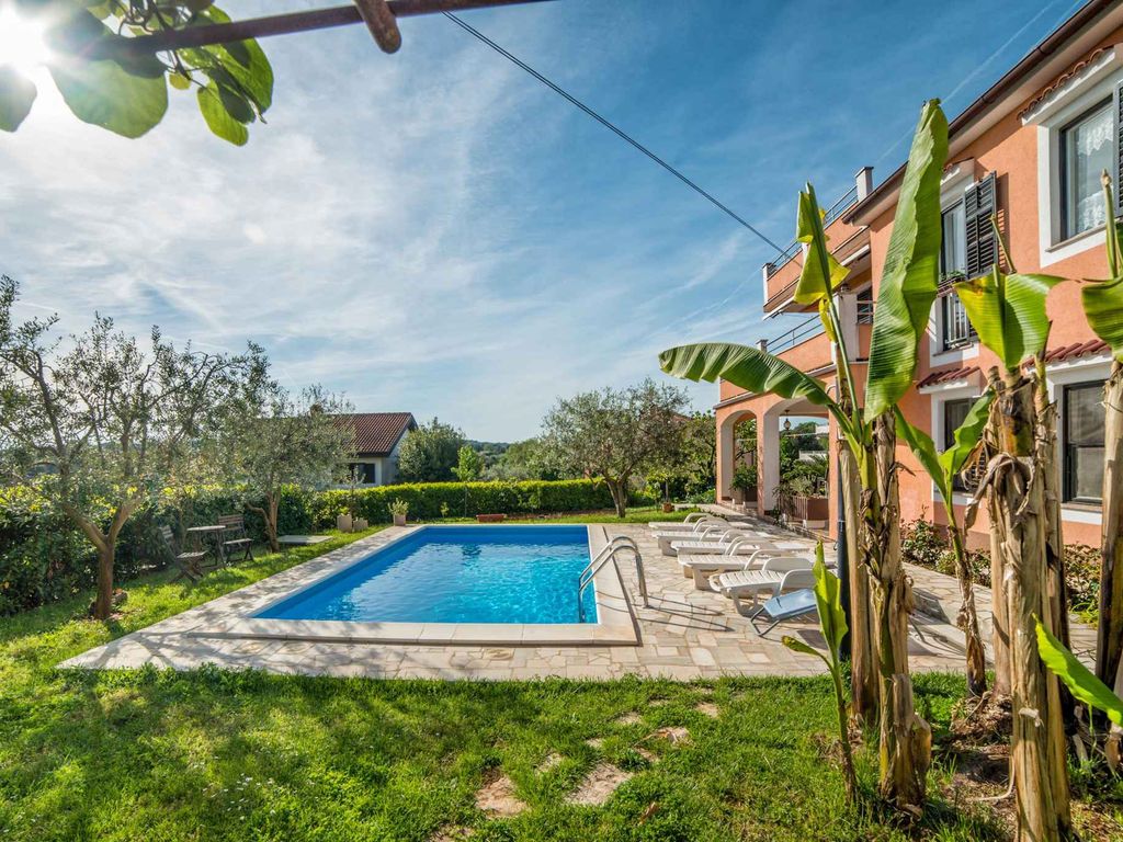 Ferienwohnung mit Pool und Terrasse